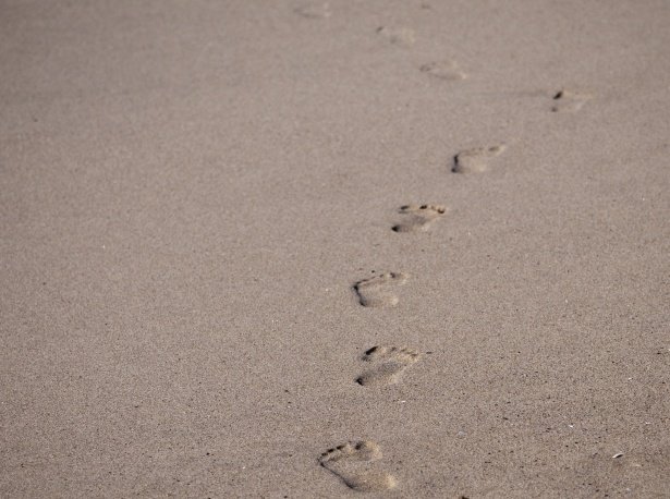 footprints-in-the-sand-1516759639qWU